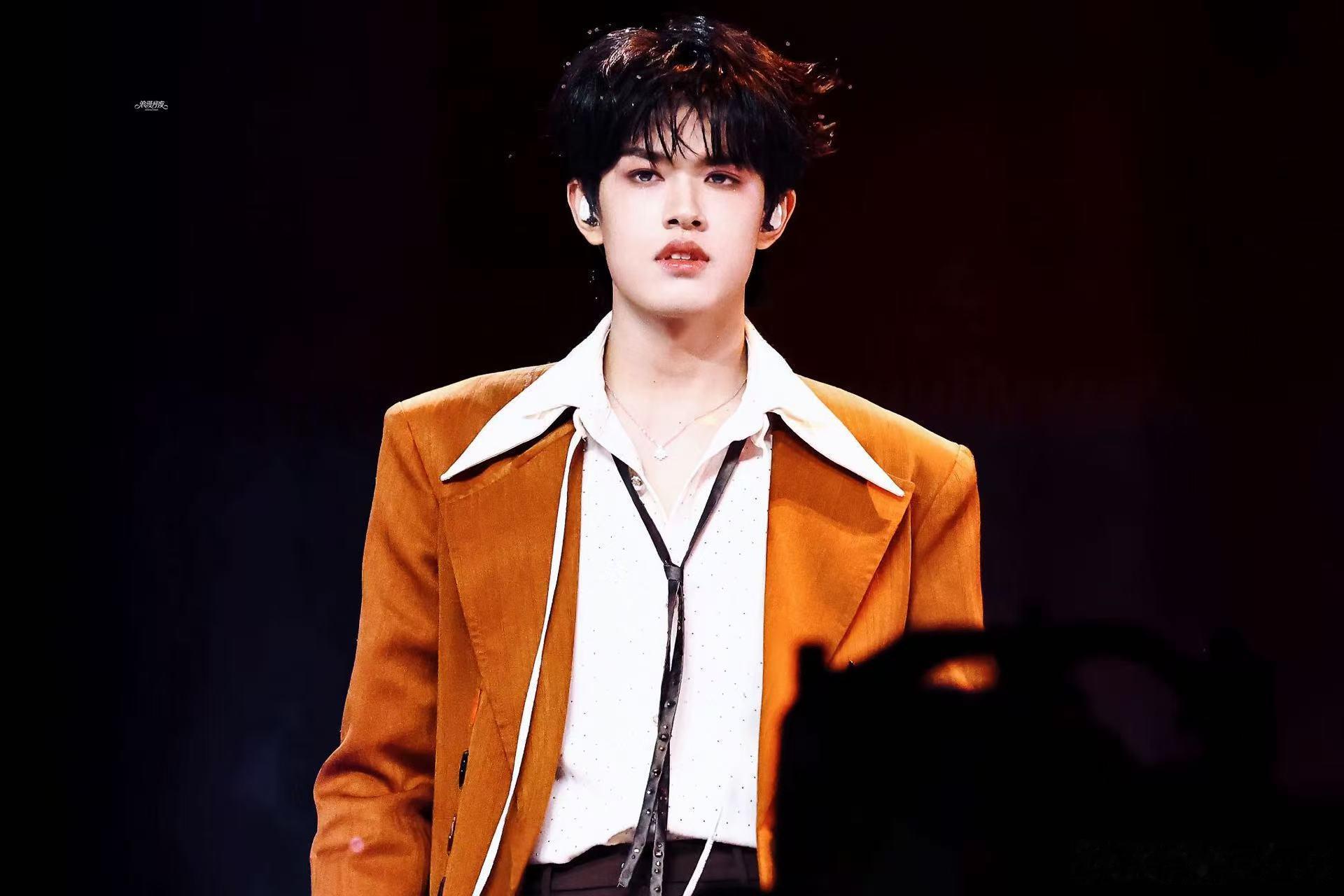 张极 再浪漫一下 永远热爱永远浪漫用来形容张极再合适不过，舞台掌控力超强，颜值与