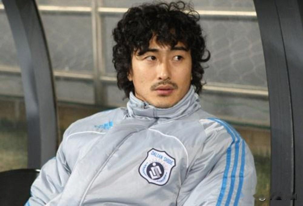 安贞焕大连三年名场面：被中国菜“劝退”，娇妻带火中超球市
 
韩国传奇球星安贞焕