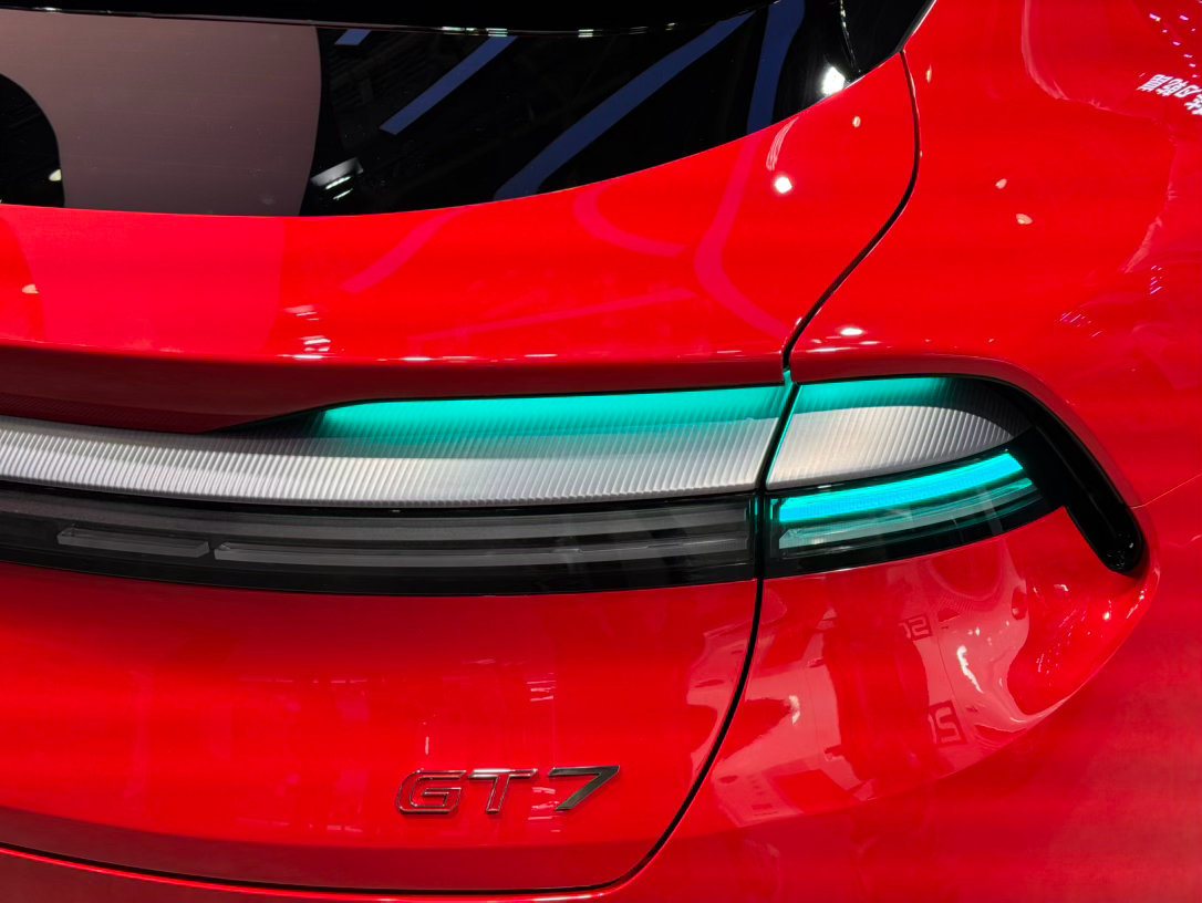 启境GT7的尾灯造型还是很不错的，尤其这个漫反射尾灯+小蓝灯，实现方式如图。 