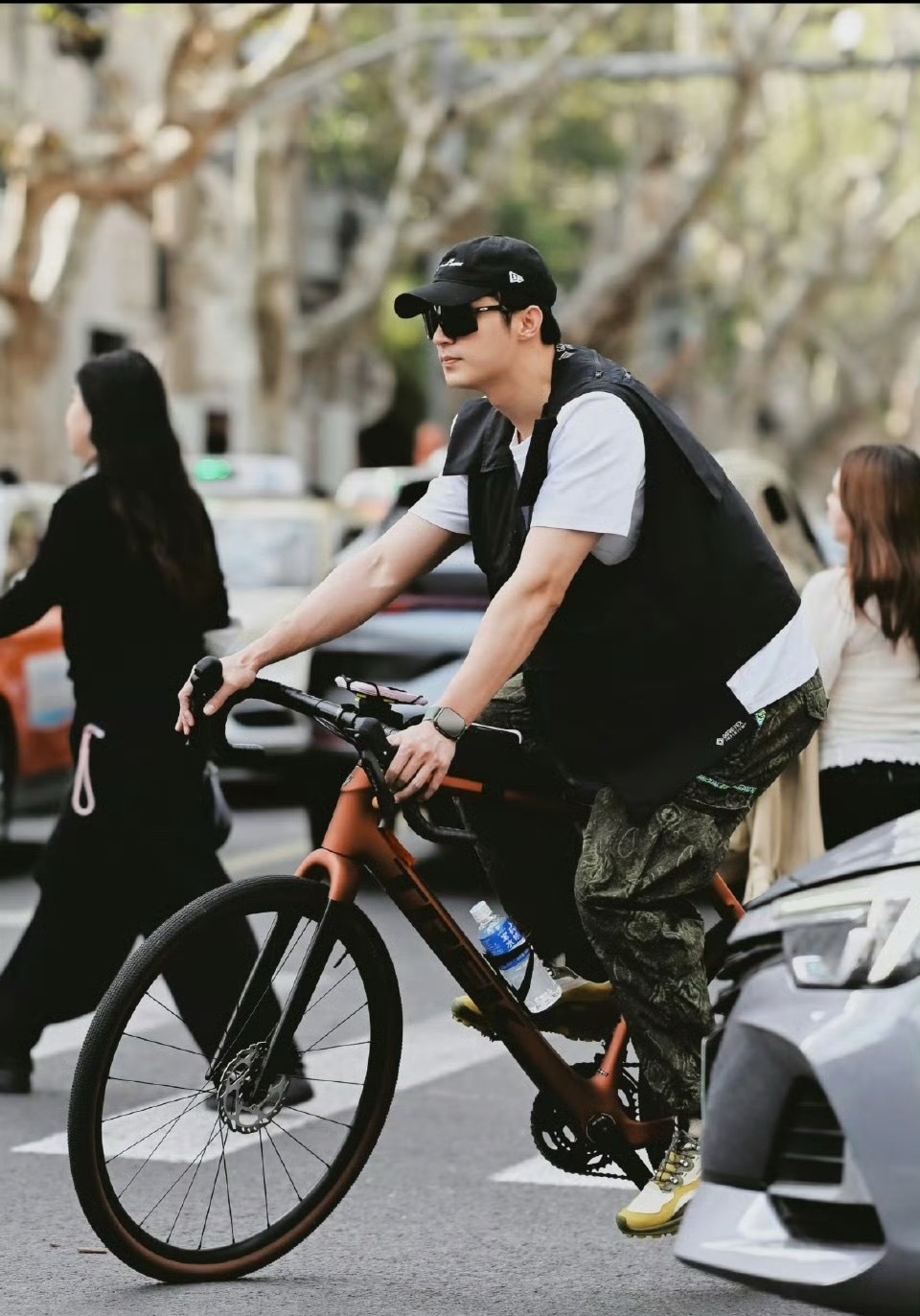 网友上海偶遇黄景瑜骑车松弛感拉满了有网友在上海街头偶遇了黄景瑜白T黑色马甲➕棒球