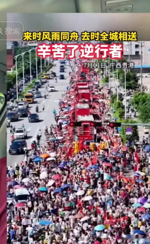 见过老百姓把军车堵在街头，不仅不害怕，还往车里塞东西的场面吗？一群老外看着中国广
