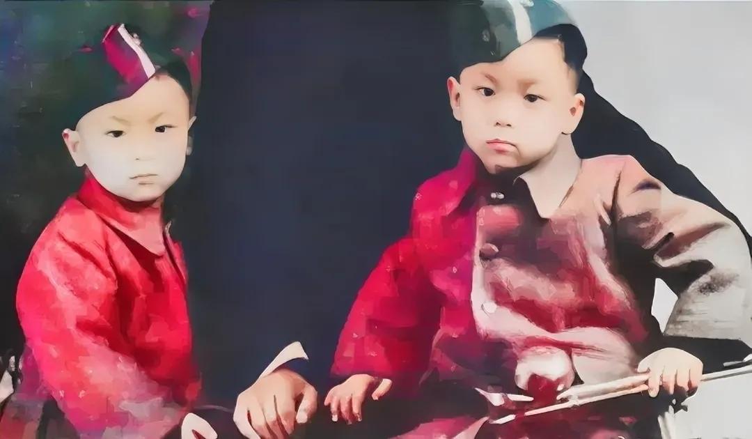 1945年，蒋万安的父亲蒋孝严、叔叔蒋孝慈，留下的一张合影，照片中的他们面对镜头