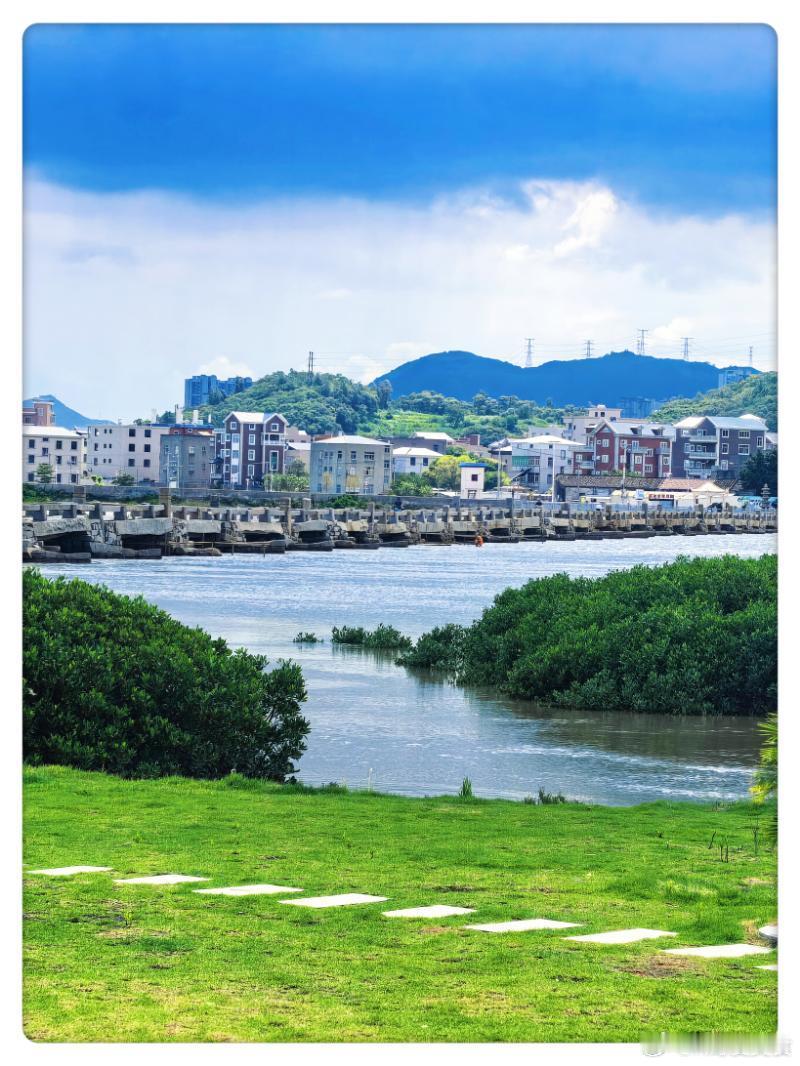 再次打卡龙江古石桥，可惜天气不好。​入住福清市金辉喜来登酒店行政套房，房间不错。
