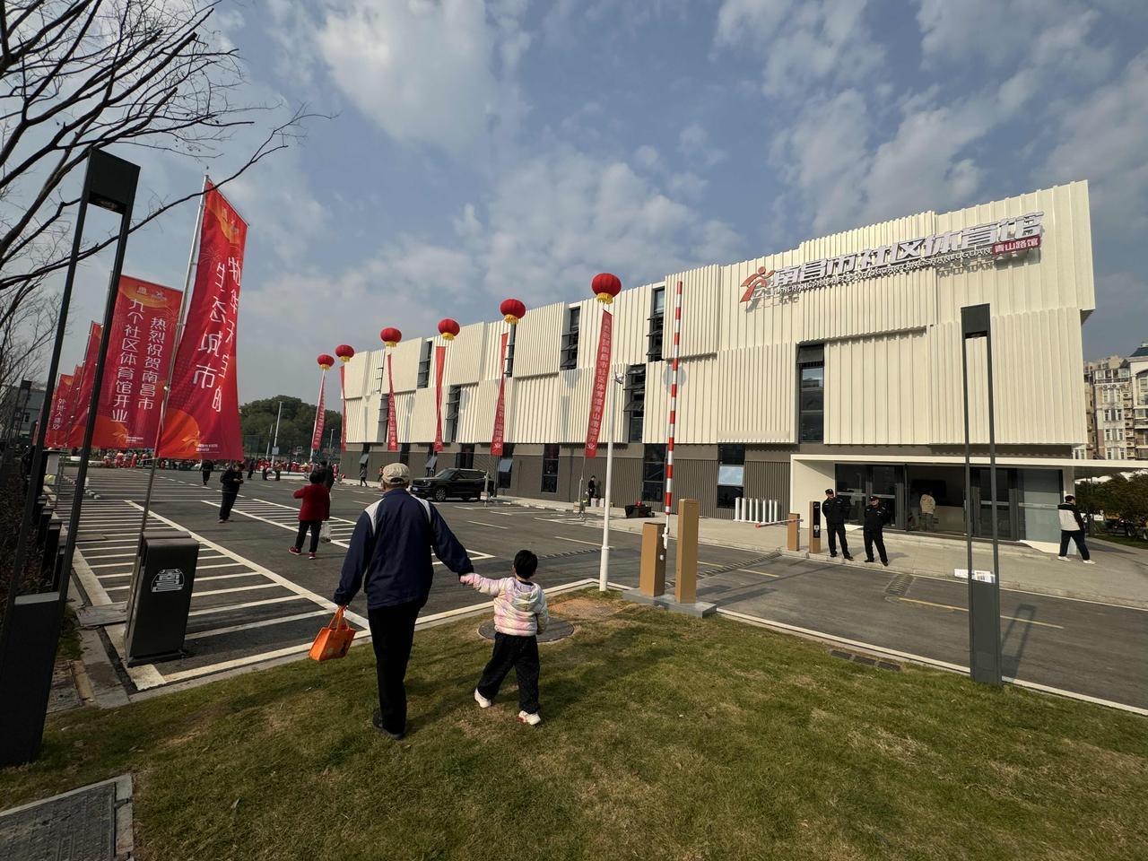 深受城市居民欢迎的一件大好事。12月20日上午，南昌市社区体育馆举行隆重的开馆仪