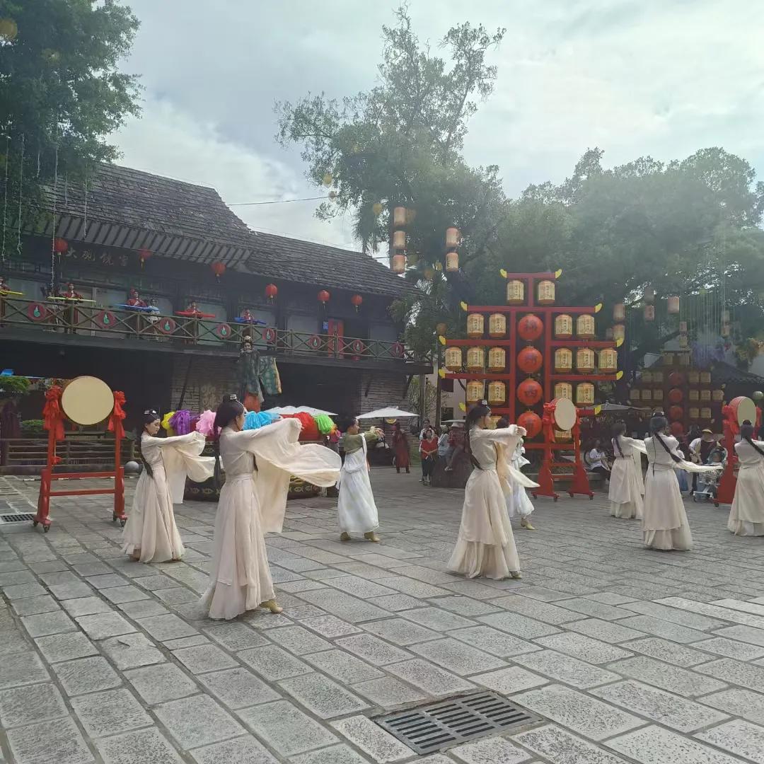 如果不是王勃英年早逝，李白真的做不了诗仙，杜甫真的做不了诗圣，看华服表演，脑海里