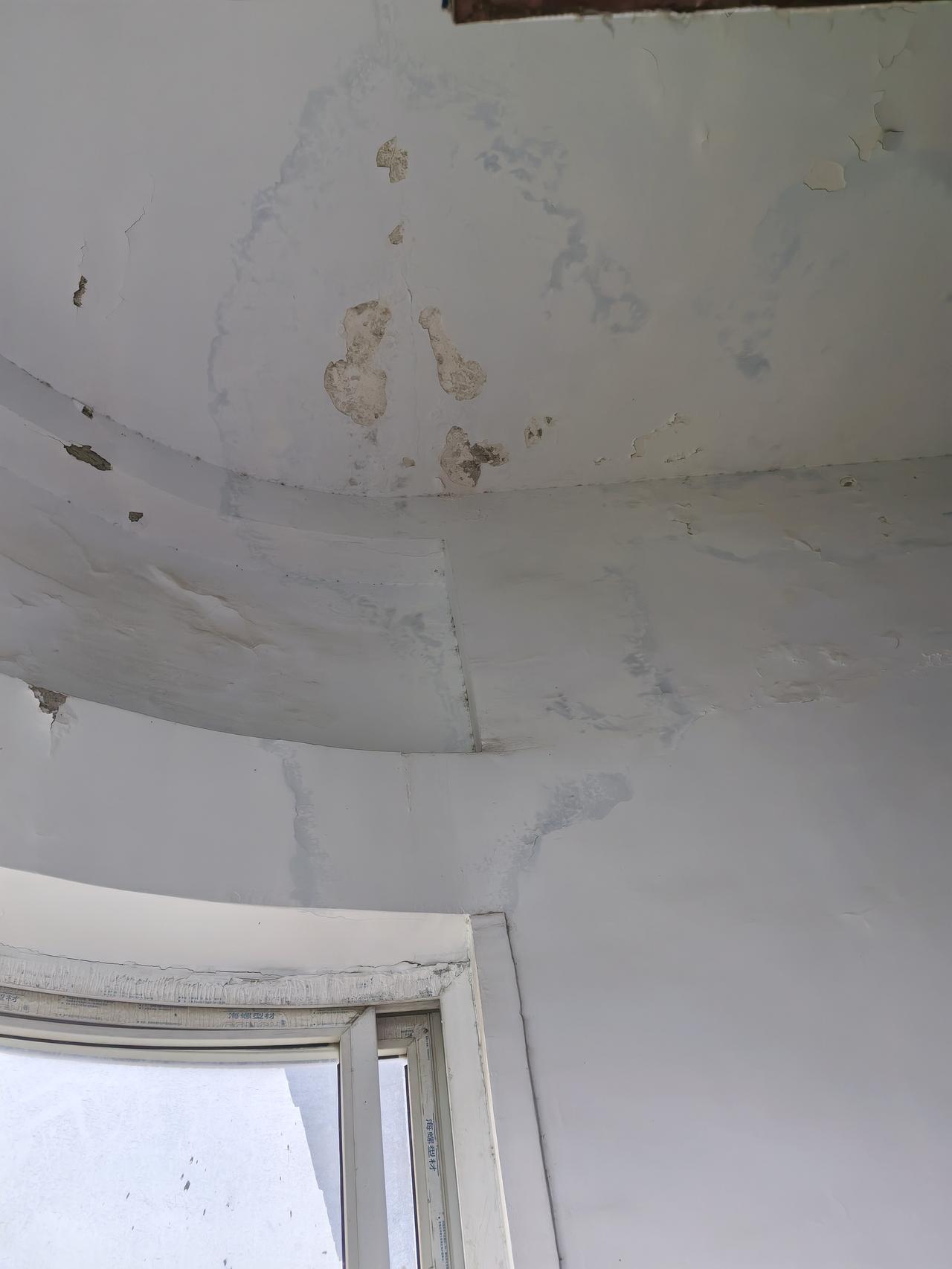 昨天晚上有两个陌生女人来敲门，说是楼上的邻居，她们叫我不要交物业费[捂脸]

