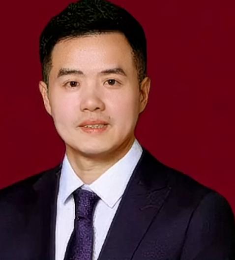 刘国正那几句话真狠!
刘国正的话像拿手术刀
直接把赛场上的蒯曼给剖了，
让你看最