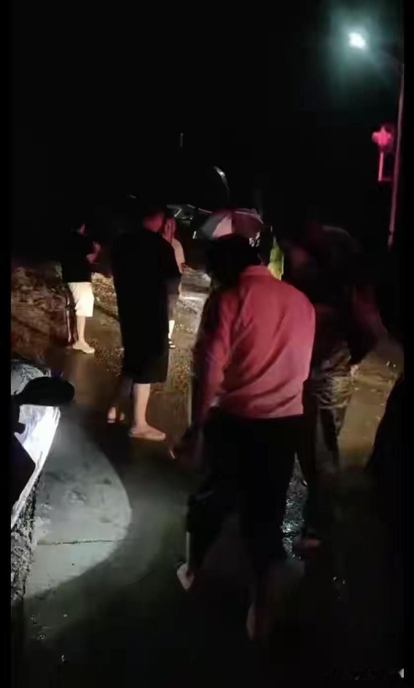 真是屋漏偏逢连阴雨，本来孩子发烧让救护车来救命，结果救护车反而被埋到了山体滑坡，