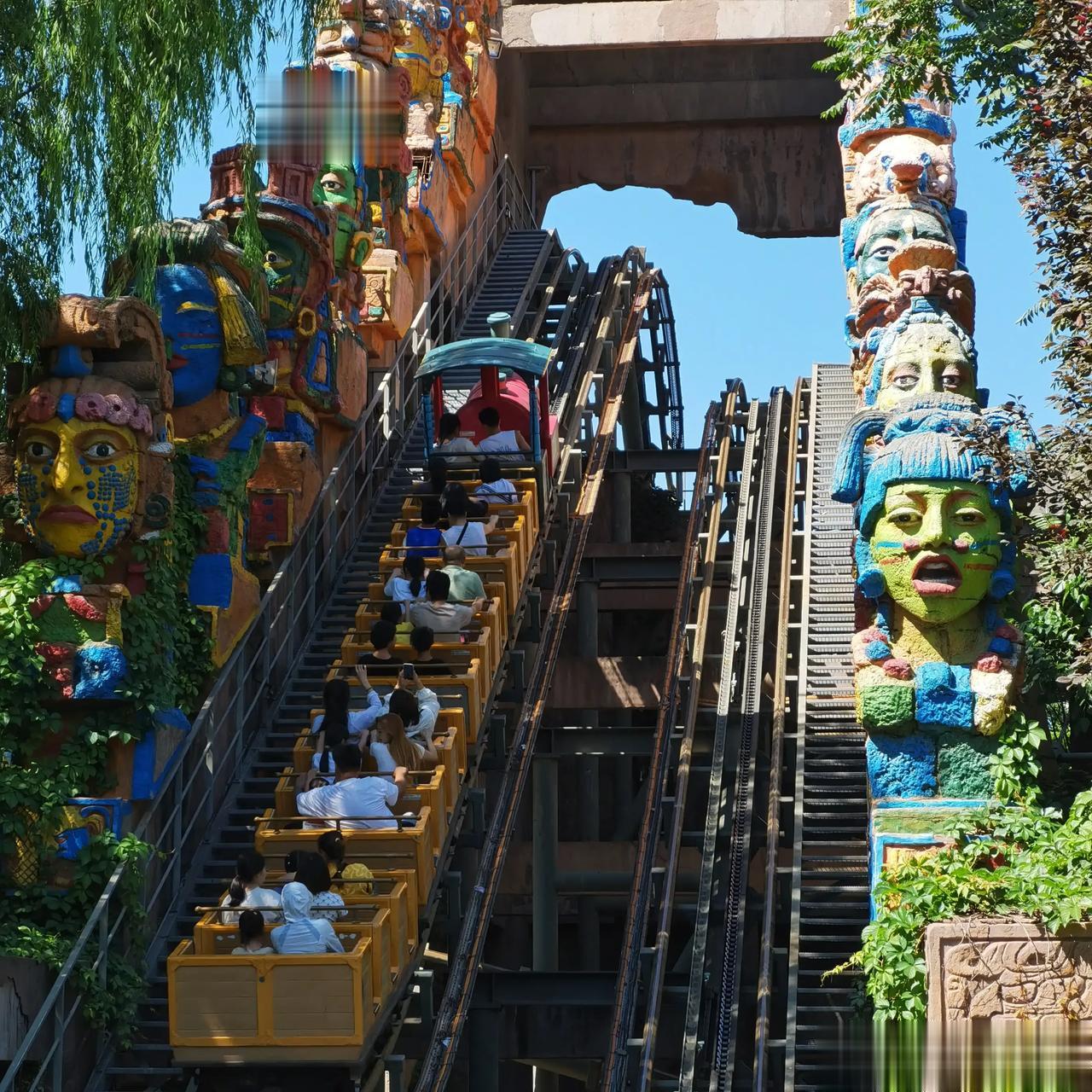  
落叶知秋 ，微风袭来
所有美好不期而遇，
保持熱爱，奔赴下一场山海