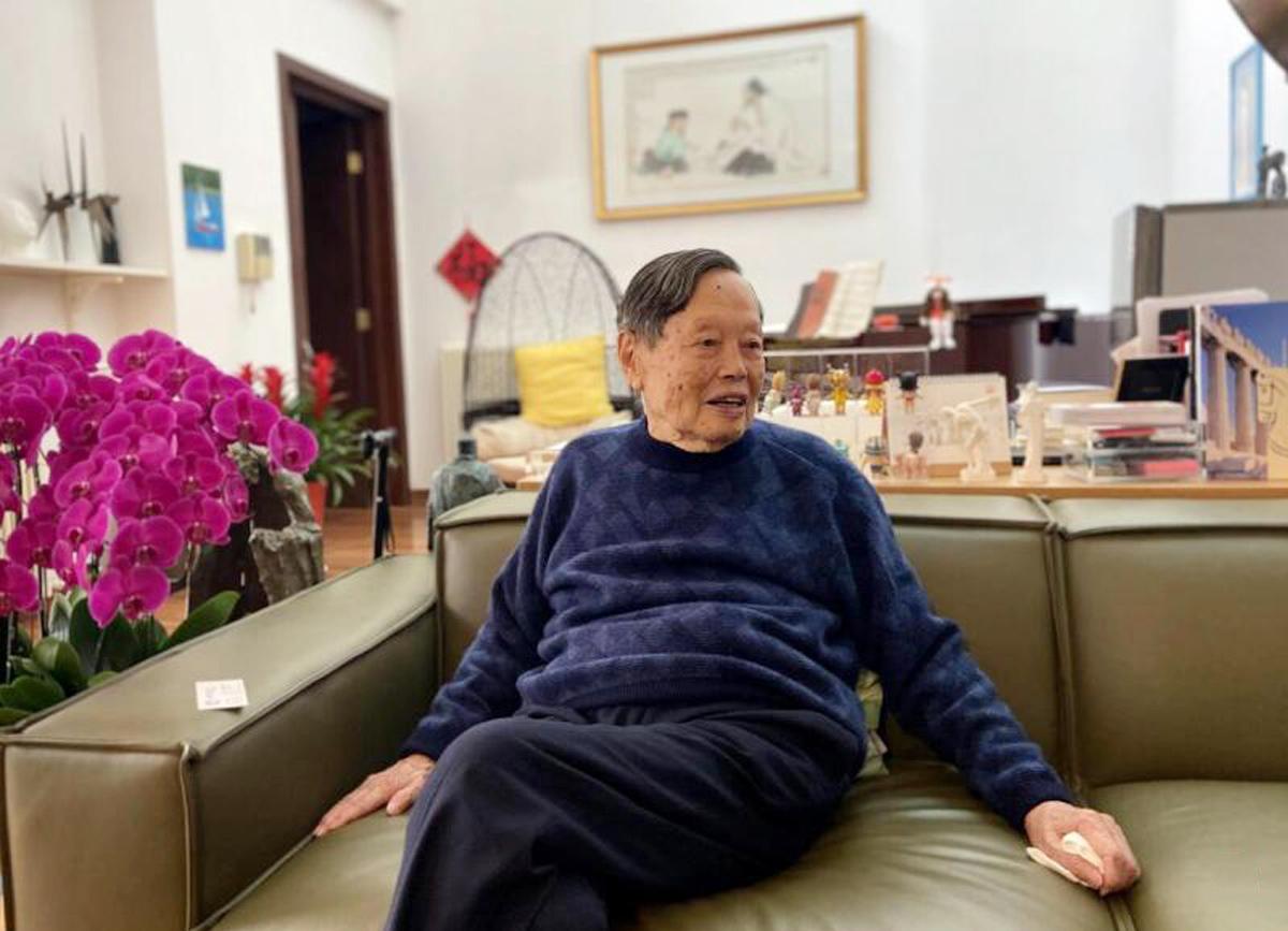 惊闻先生驾鹤西去，百感交集，这篇悼文缅怀伟岸一生。

先生大智
自幼聪慧，年幼时