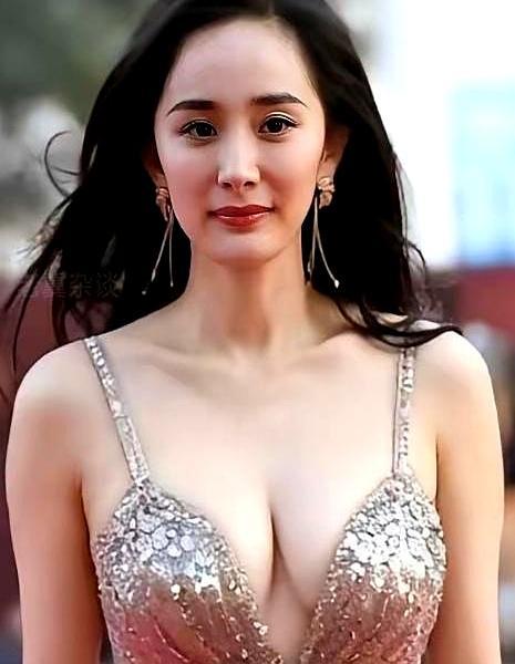 上半年被骂年度最失望演员，下半年就成了张艺谋的王牌。
 
《哈尔滨一九四四》被嘲