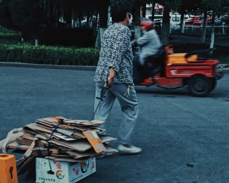 众生皆有其存在的意义，世间美丑善恶本就难辨。平凡人亦有自己的执着与悲欢，既来人间