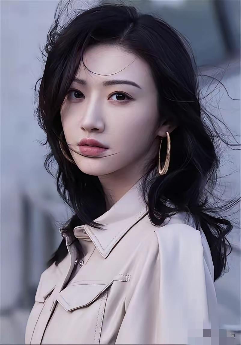刚刚醒，刷头条，网友说38岁的演员景甜被人欺负了，怎么回事？这么漂亮大气的美女疼