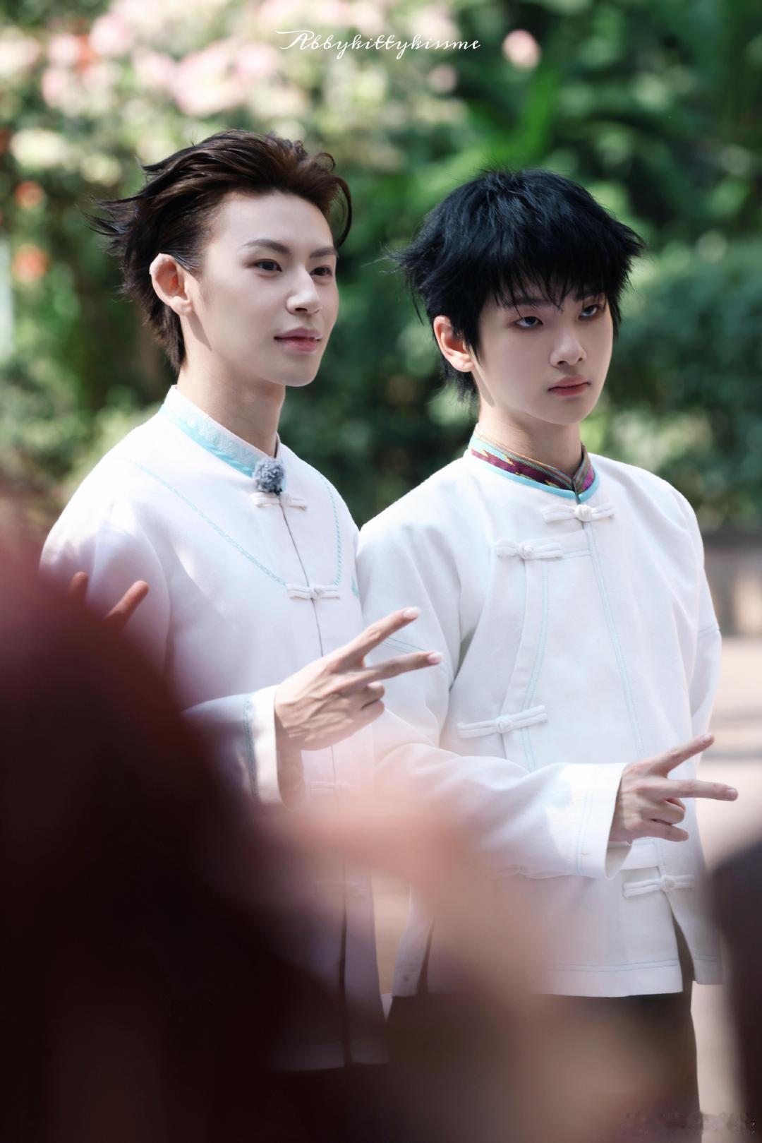 小鬼周震南好有默契看小鬼和周震南的采访，问答环节俩人基本上是同步回答，答案还一模