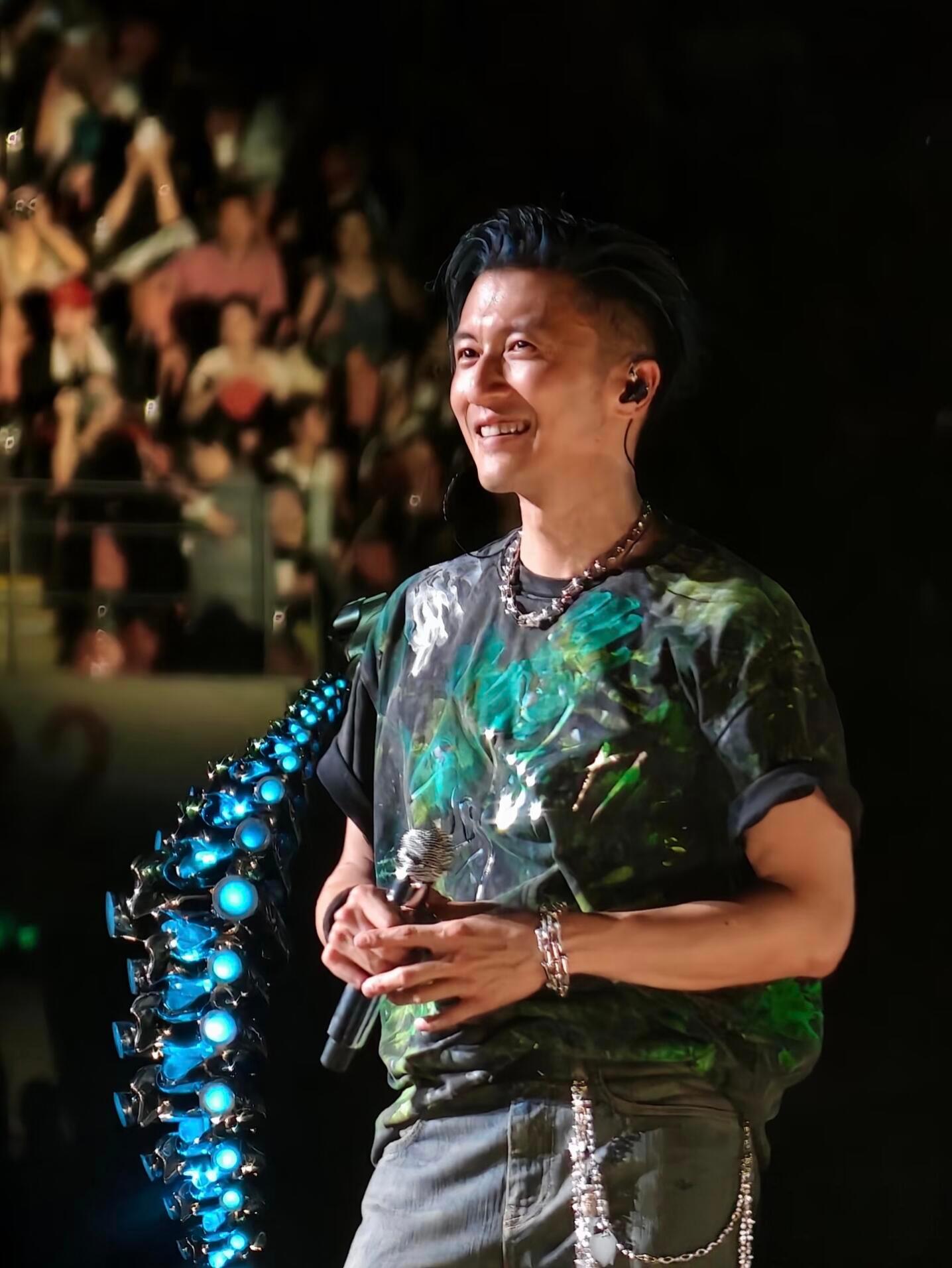 谢霆锋早期养成系的鼻祖 谢霆锋养成系鼻祖完全就是毋庸置疑的，从小到大他的一切都在