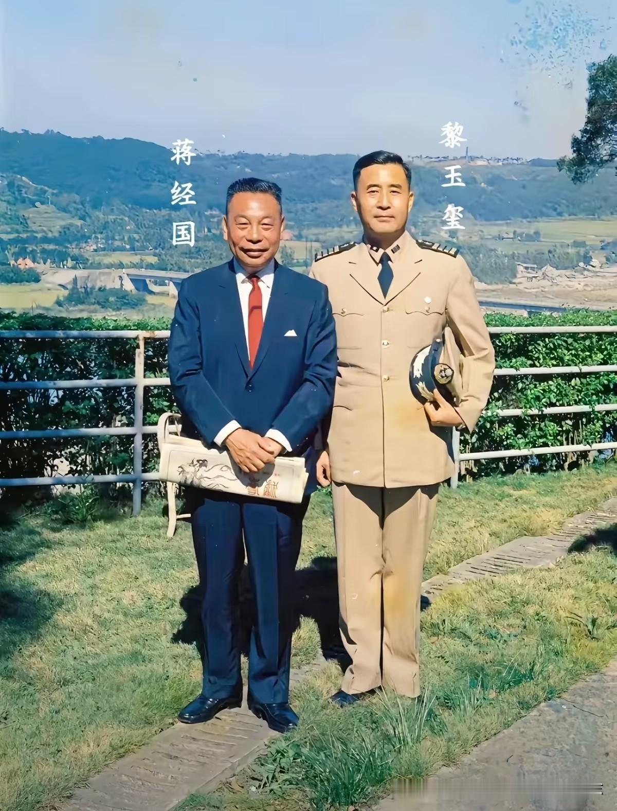这是蒋经国和黎玉玺在台北的一张合影老照片，拍摄于上世纪六十年代。当年蒋中正败退台