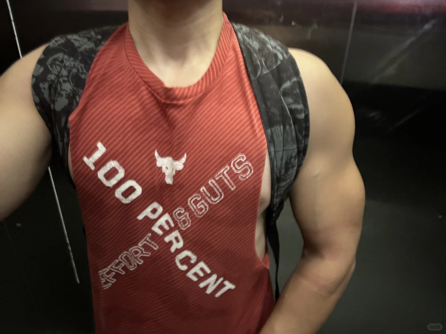 背起健身包浑身充满力量