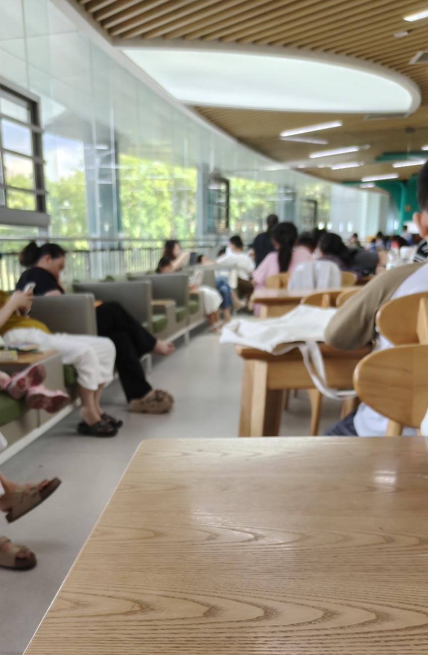 这种行为着实令人哑口无言。有些人就是欠缺文明素养，随时随地都会将自己的本性暴露无