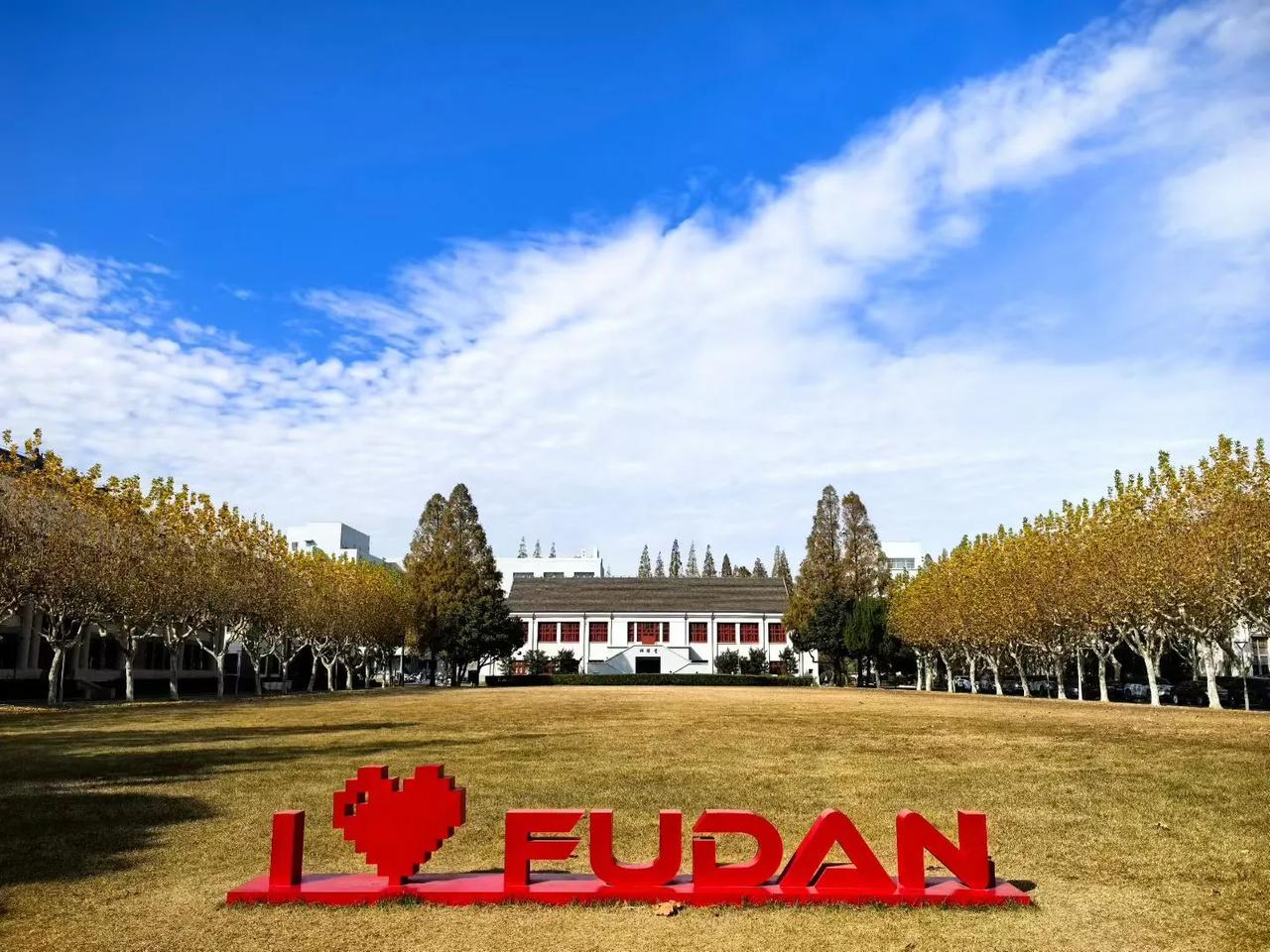 复旦相辉堂，矗立着复旦创始人马相伯塑像与复旦校长杨福家塑像，还有校内地铁口、复旦