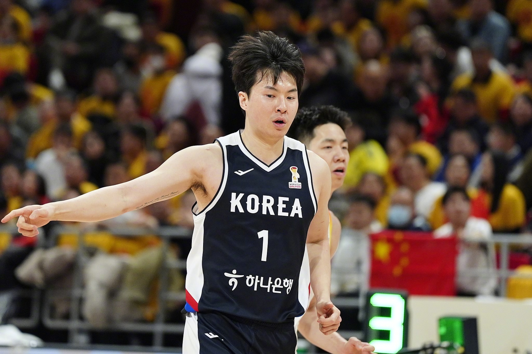 李贤重今天19投12中，三分14中9，拿到了33分10篮板！这小子下手还挺重！中