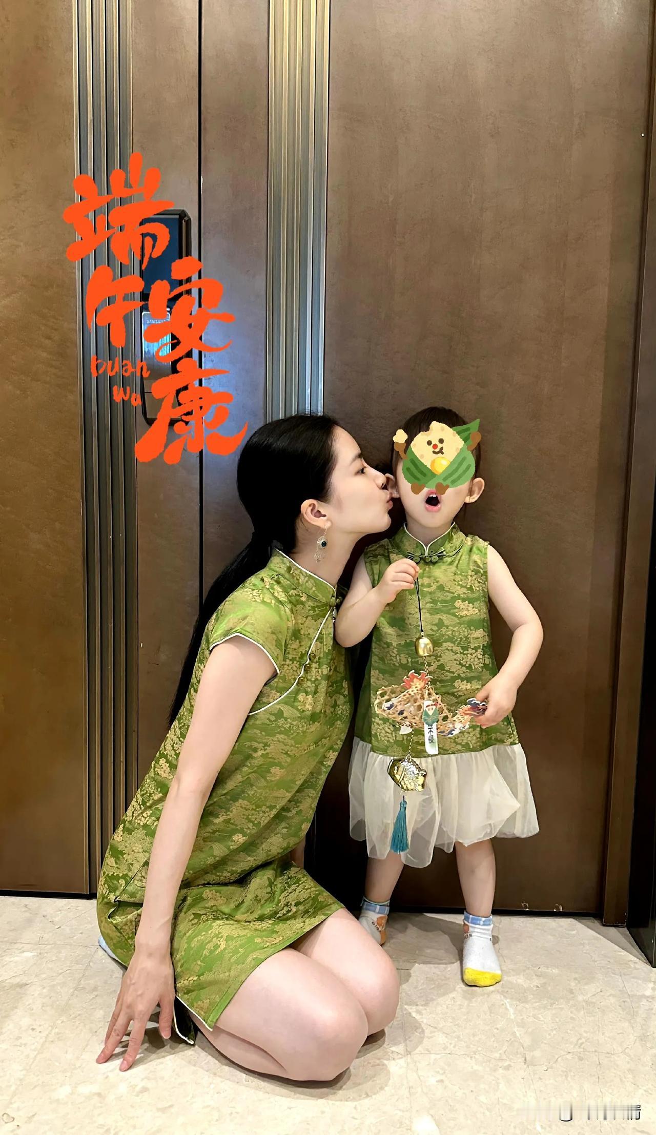 杜淳老婆女儿旗袍合影好美！
6月10日端午节，杜淳老婆王灿晒出一组与女儿的合影。