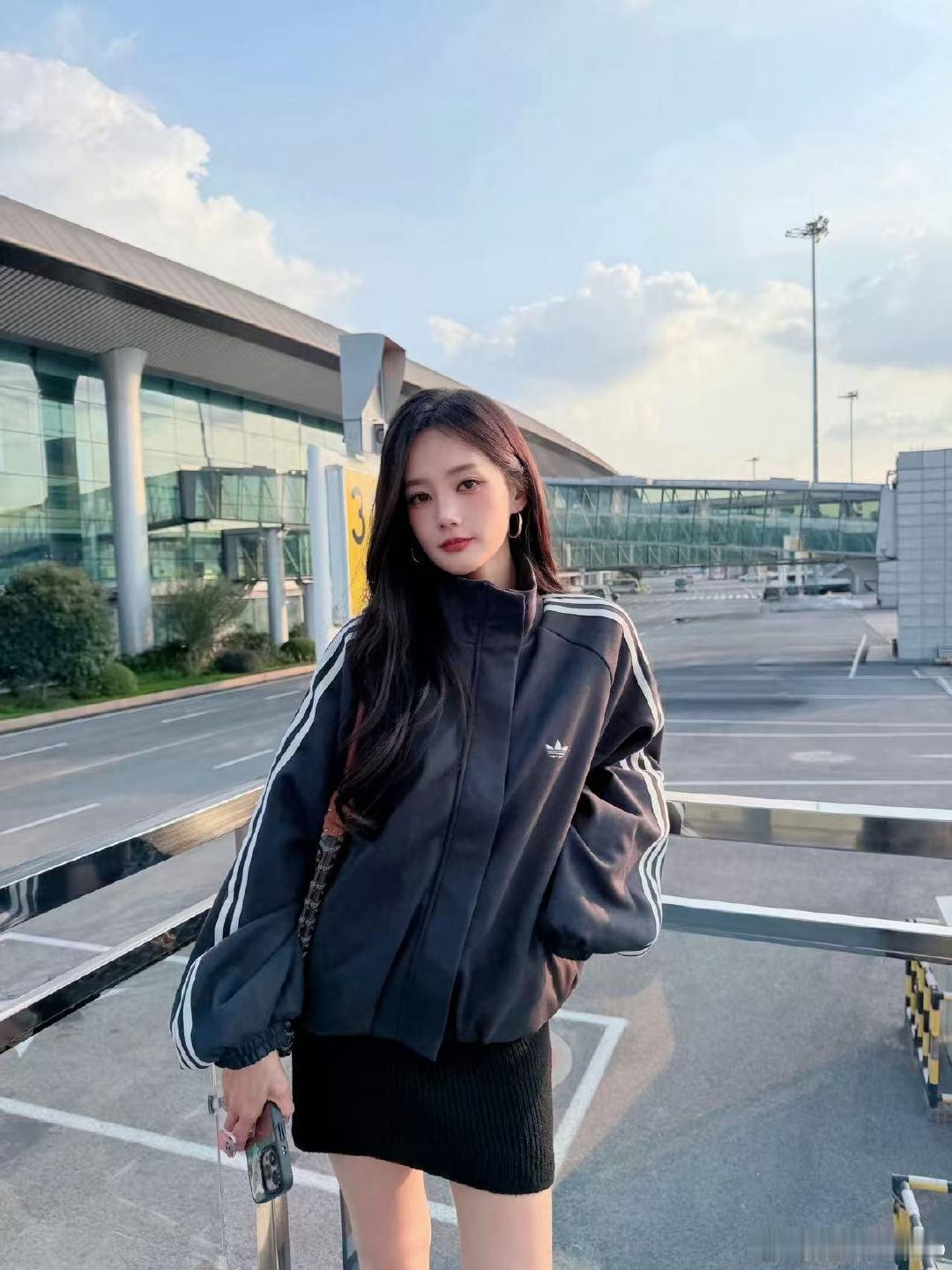 李一桐玩梗城里办事李一桐玩了城里办事的梗 李一桐的玩梗小瞬间，一身城里办事外套玩