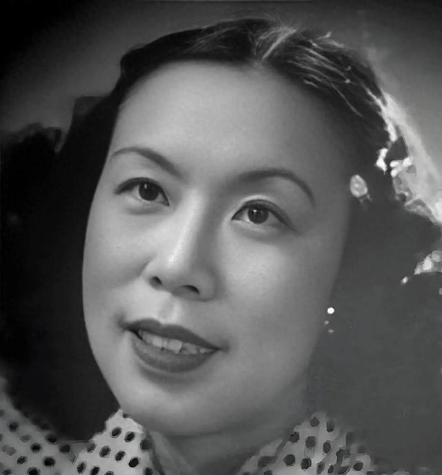 1934年，新婚第1天，作家苏青就撞见丈夫与表嫂在一起调 情。她隐忍不发，接连生