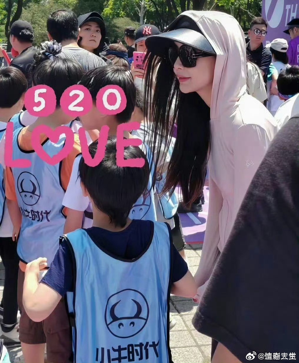 angelababy到小海绵学校开家长会再忙也亲自到场参加孩子家长会，抛开别的不