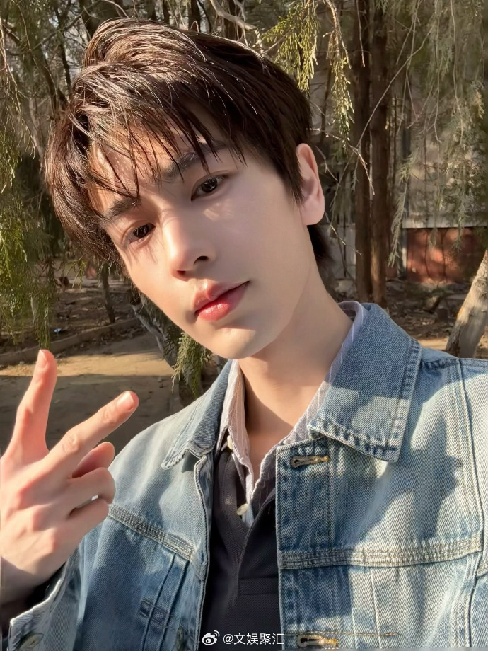 张凌赫怼脸帅的不知天地为何物张凌赫春日怼脸比耶自拍谁被张凌赫帅晕了！春日怼脸比耶