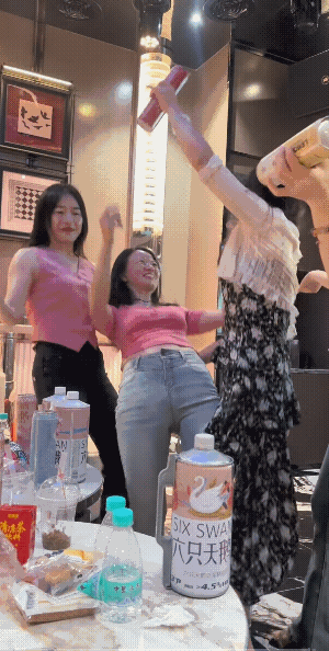 女人若是闹起来，真就是没男人什么事儿。此时此刻，她们仿佛跳出了三J外，不在五行中