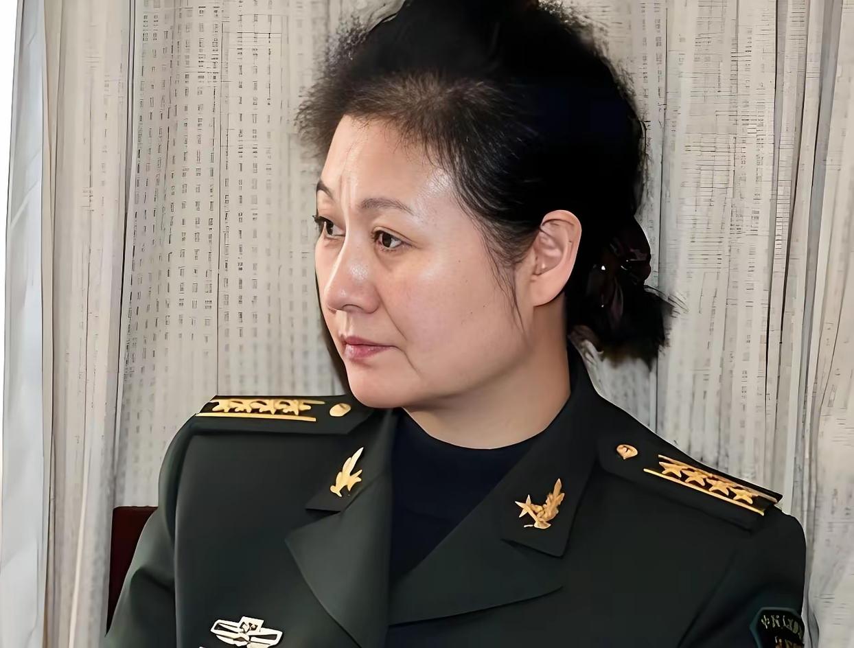 大家都熟悉舞台上幽默接地气的黄晓娟，却很少有人了解她的另一面。
不只是优秀小品演