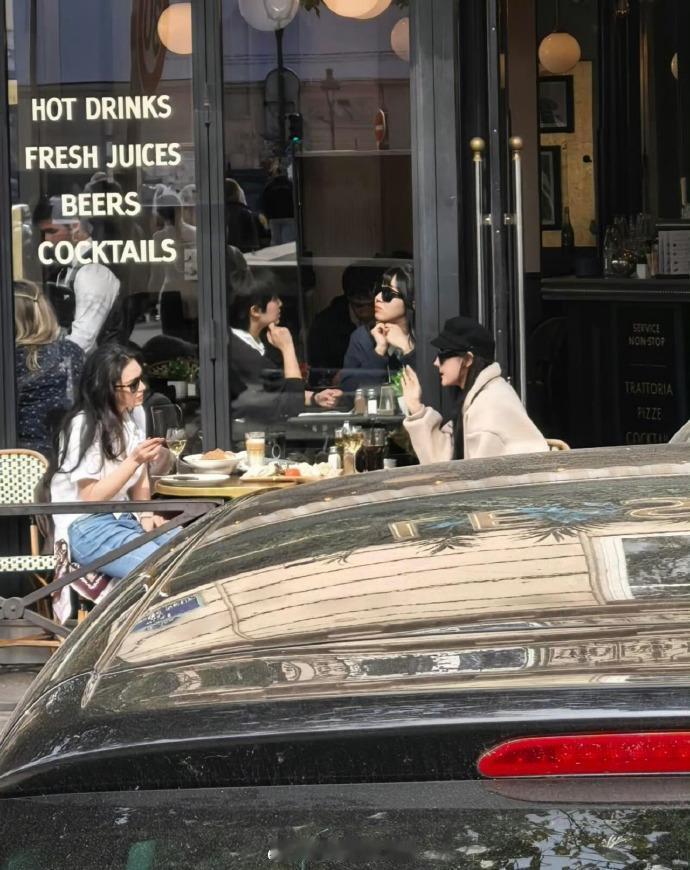 网友偶遇迪丽热巴张馨予巴黎街头聚餐迪丽热巴张馨予被偶遇巴黎街头聚餐 有网友偶遇迪