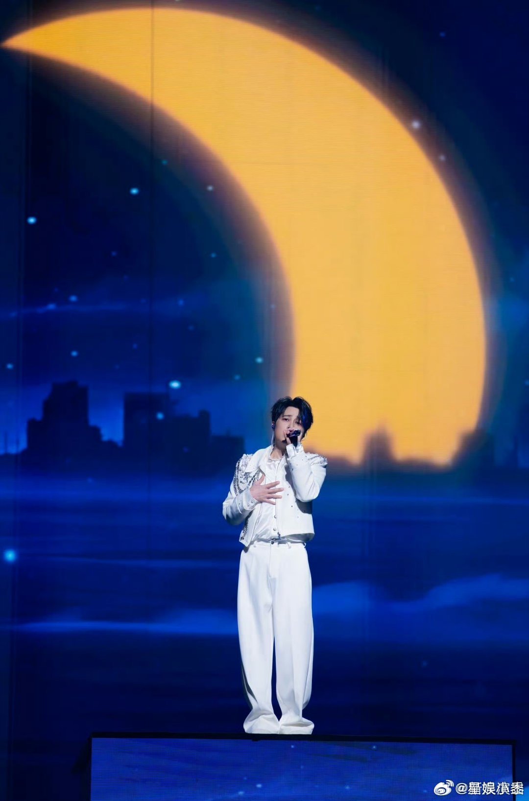 Tank武汉演唱会长江边赴约Tank！从《终极一班》主题曲到天外飞仙片尾曲，一首