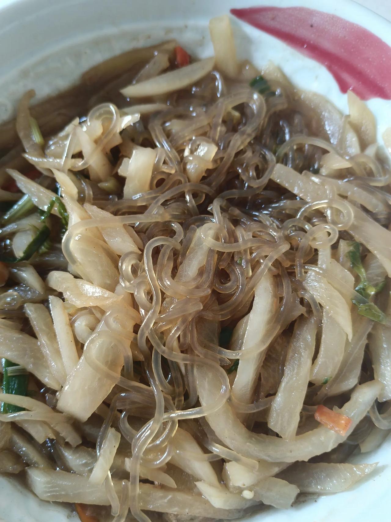 我想问大家一个问题，你们炒粉条的时候粉条要不要泡软，要不要清冼？该怎样清洗？问这