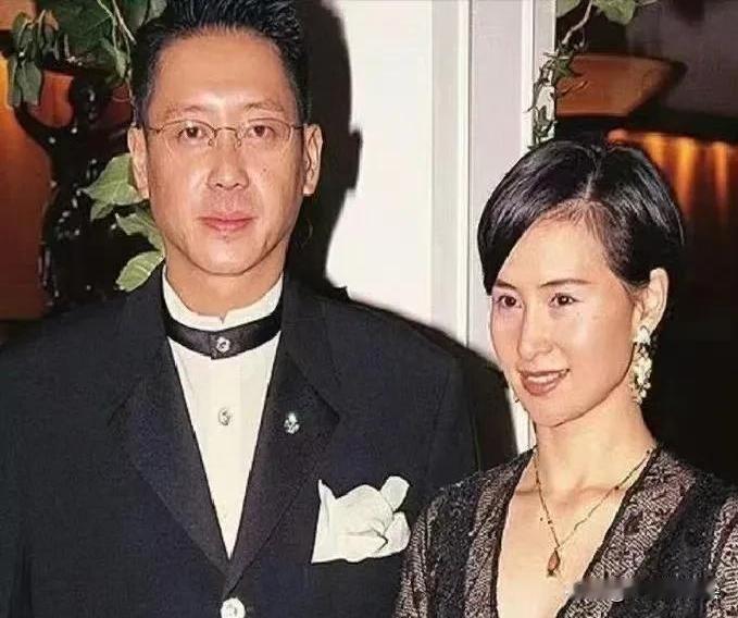 婚后，两人的矛盾逐渐显现。何超琼一心扑在家族生意上，是个雷厉风行的女强人。许晋亨