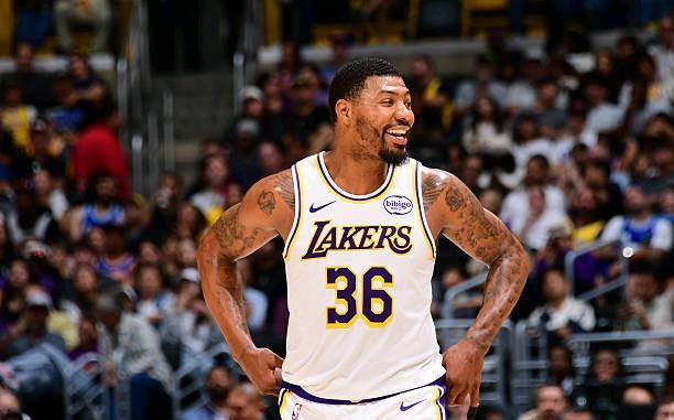 斯玛特展现了防守大师的风范，数据体现不出他的价值。他是湖人角色球员中最强精神支柱