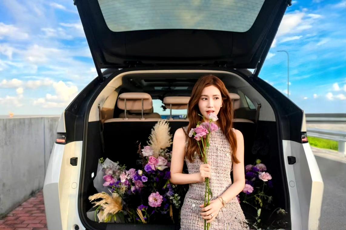 我的女神李多海，也成为小鹏X9车主了，
李多海喜提小鹏X9开心到跳舞
提车后，李