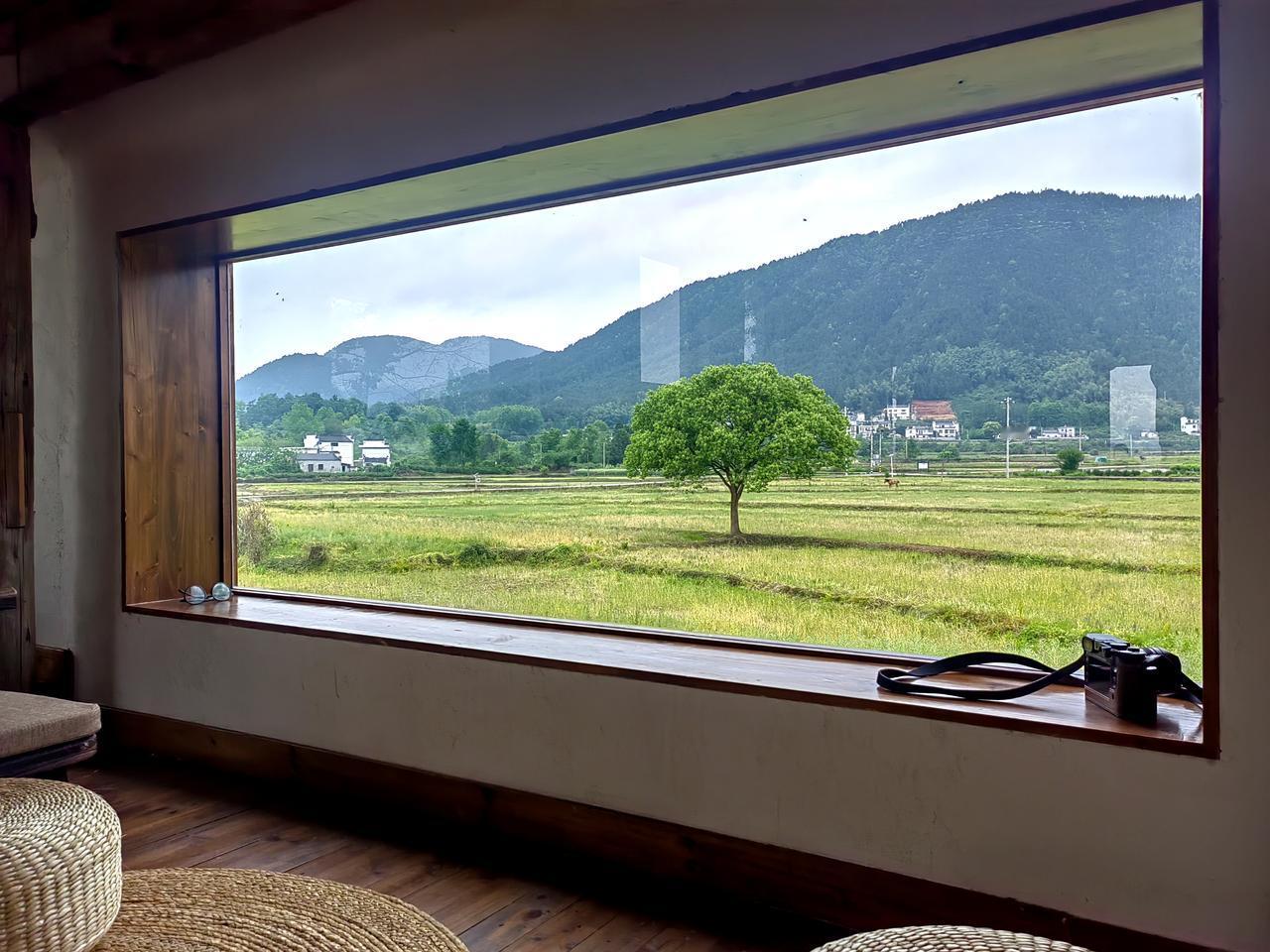 【原创】
坐标：皖南黟县碧山村
村外新开的咖啡店，人少，安静，无敌窗景，咖啡也不