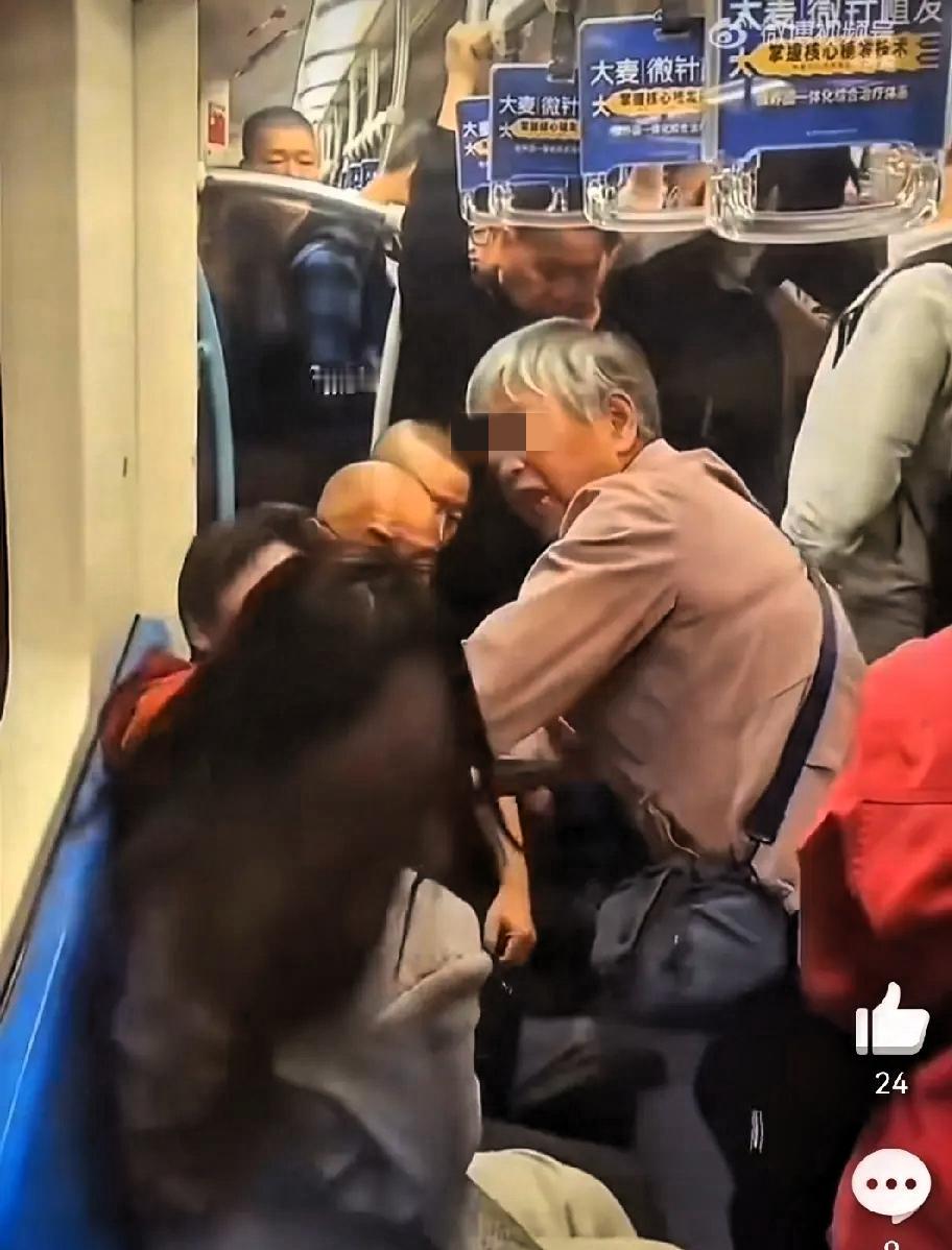 上海地铁又上演因逼迫让座大打出手事件。几名大妈蛮横逼迫旁边的女孩让座，女孩子跟大