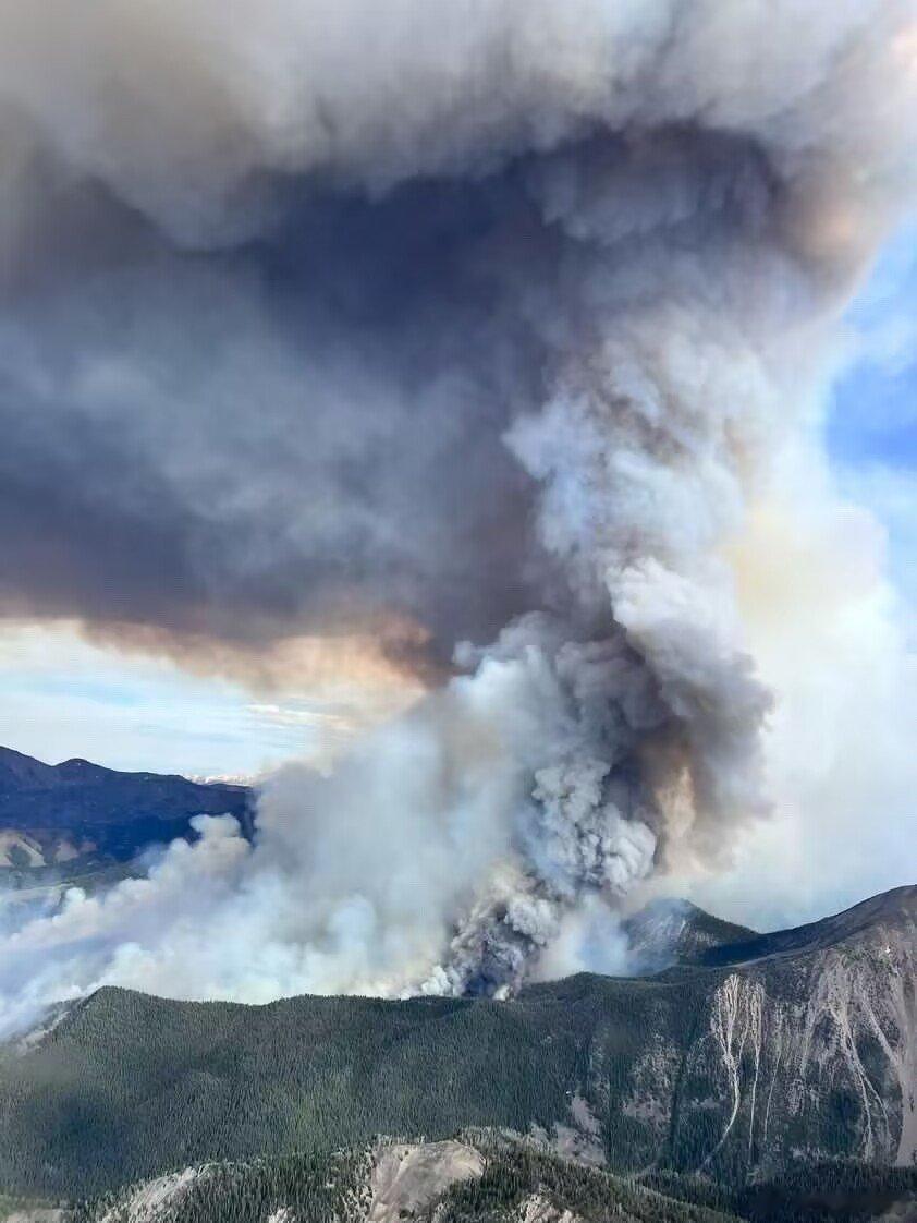 美国爱达荷州海登大火目前已烧掉了9660亩的山林，控制情况0%，该大火从7月19