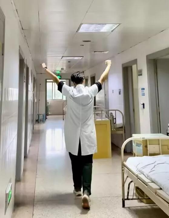 患者家属：床位紧缺，为啥病房不改成上下铺呢
我🧑‍⚕️：你猜他们为什么要来住院
