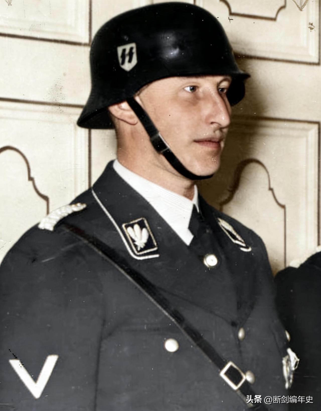 头戴黑色M35钢盔的海德里希。

历史 历史老照片 二战老照片 二战 德国