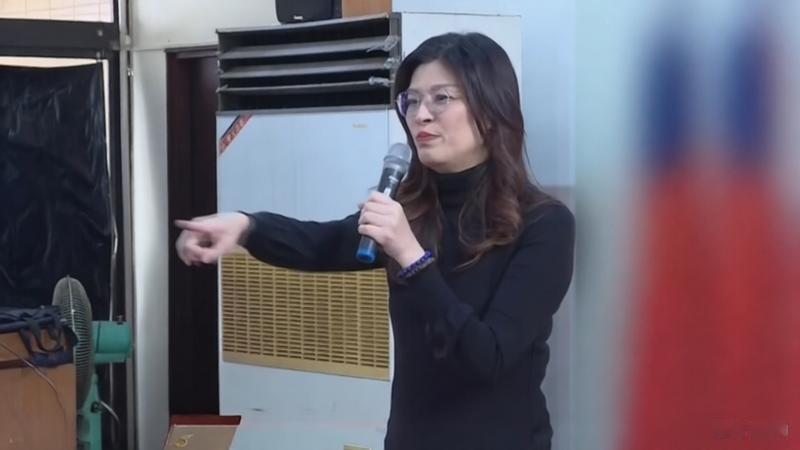 换帅：椅子还没焐热就想掀桌？蓝营这出"宫斗剧"比八点档还忙

台媒又在扒国民党“
