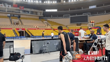 北京时间10月18日晚，广州男篮将在主场迎战卫冕冠军辽宁男篮。一段广州男篮在今天
