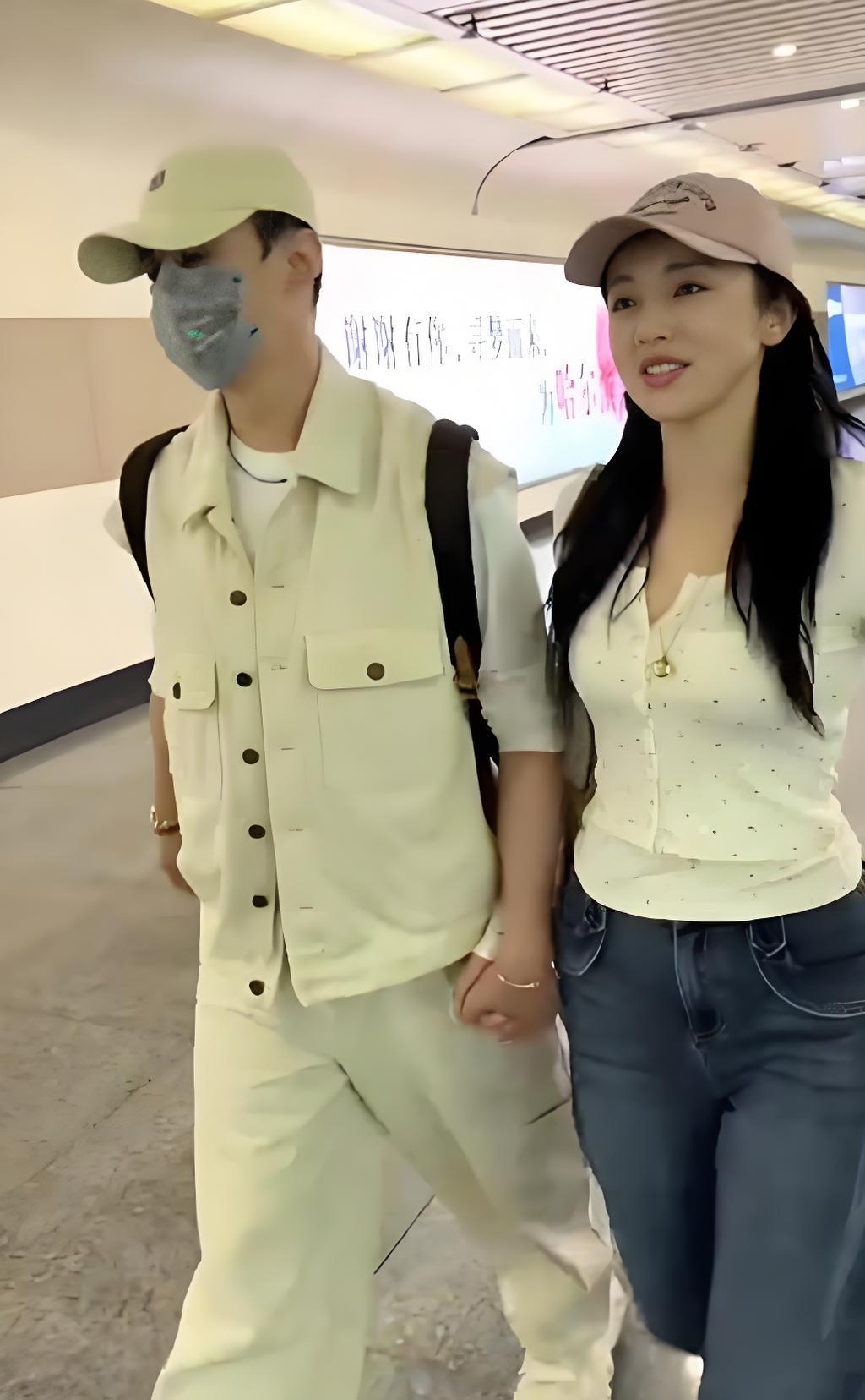 今天董璇和张维伊一起现身哈尔滨，两位这次是特意去吃烧烤的，两位搭配的都很时尚，看