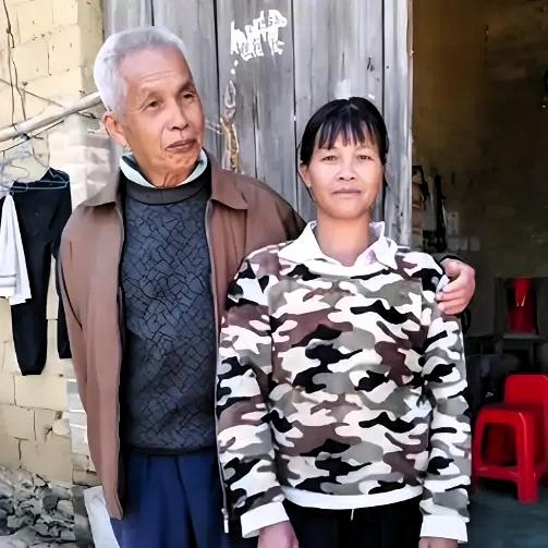 广西，1994年，49岁梁二将19岁女工友带回村，随后两人开始疯狂生孩子，短短2
