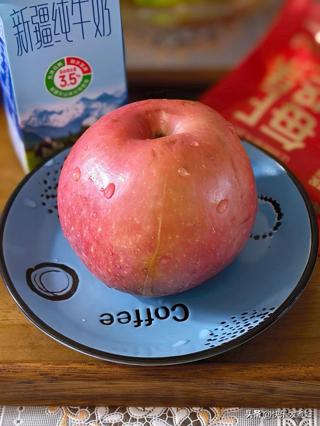 昨天过节，今天我想许多家庭都是吃剩菜的吧？我家也是。
昨天一锅鸭汤给哥哥盛了一碗