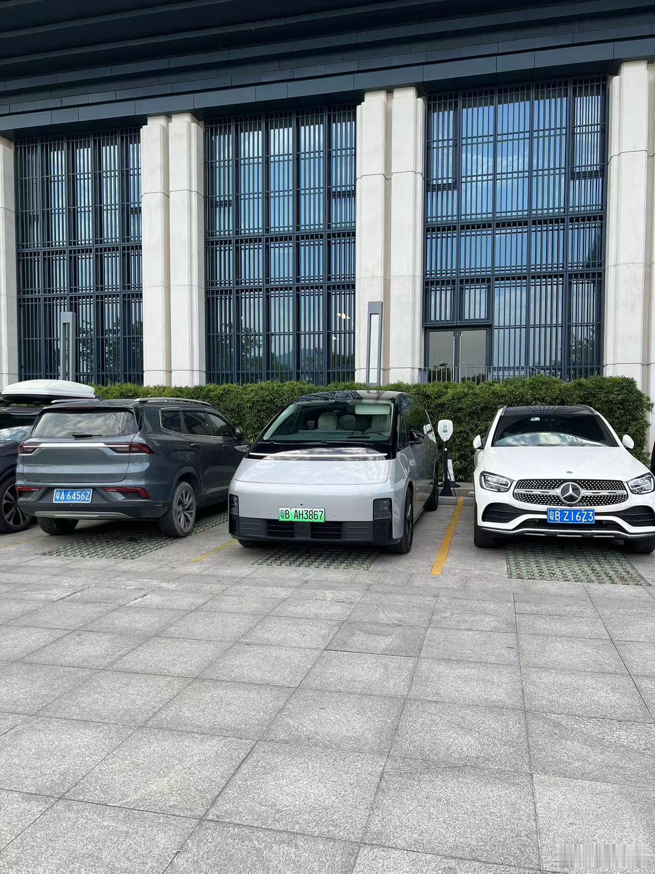 同行老师开MEGA来参加发布会，直接在后排办公了，卷的不得了啊，大家别看我们平常
