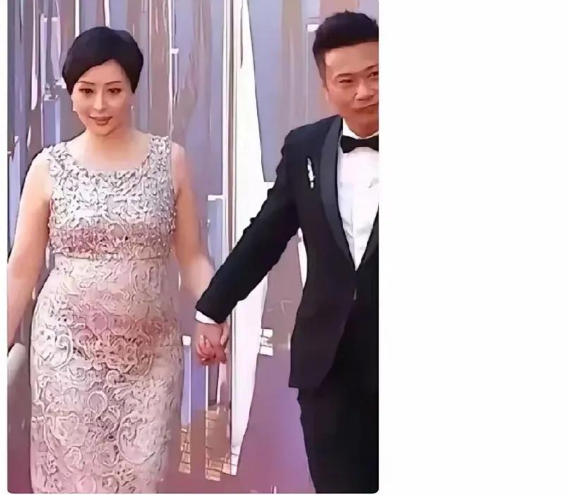 曾经她五官精致，身材苗条，现在胖的珠圆玉润，腚大腰圆，水桶腰大肚腩，汤盈盈是TV