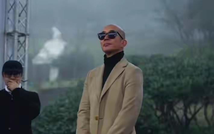 当年连承认恋情的勇气都没有，现在倒好，直接拎包入住前夫的家，这叫深情还是叫窝囊？